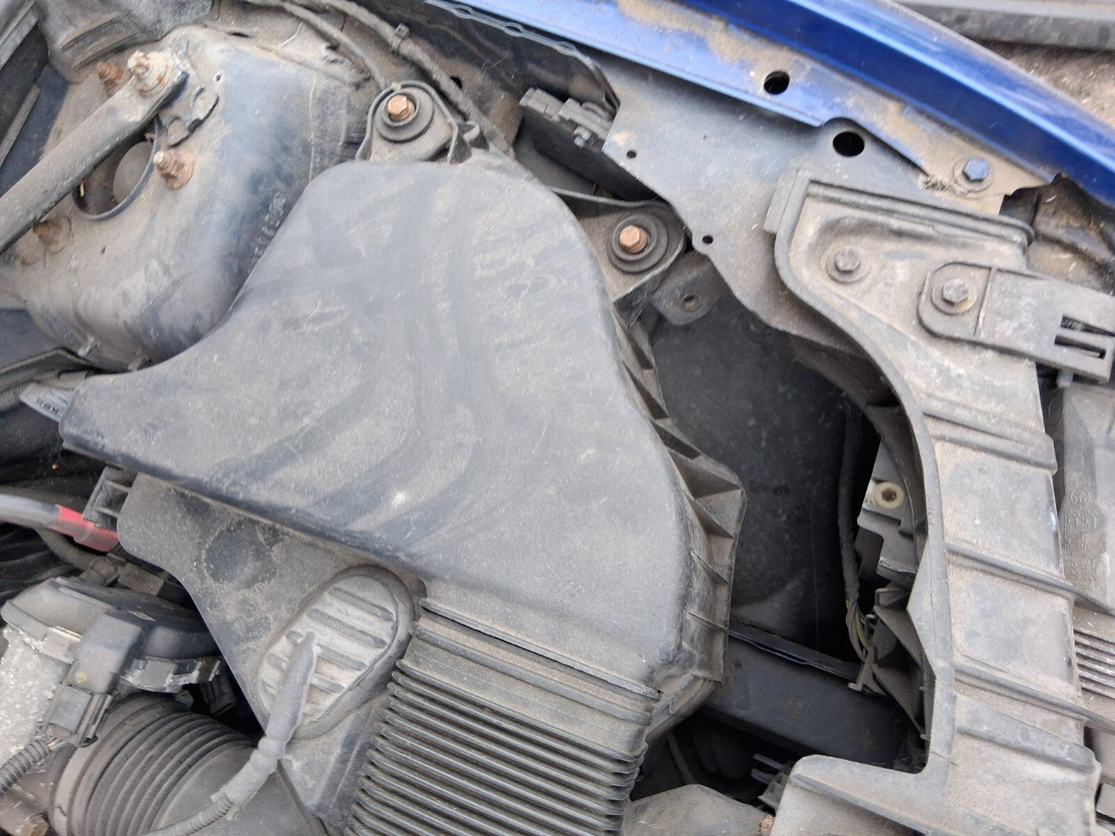 2011 BMW 1 SERIES AIR FILTER BOX HOUSING