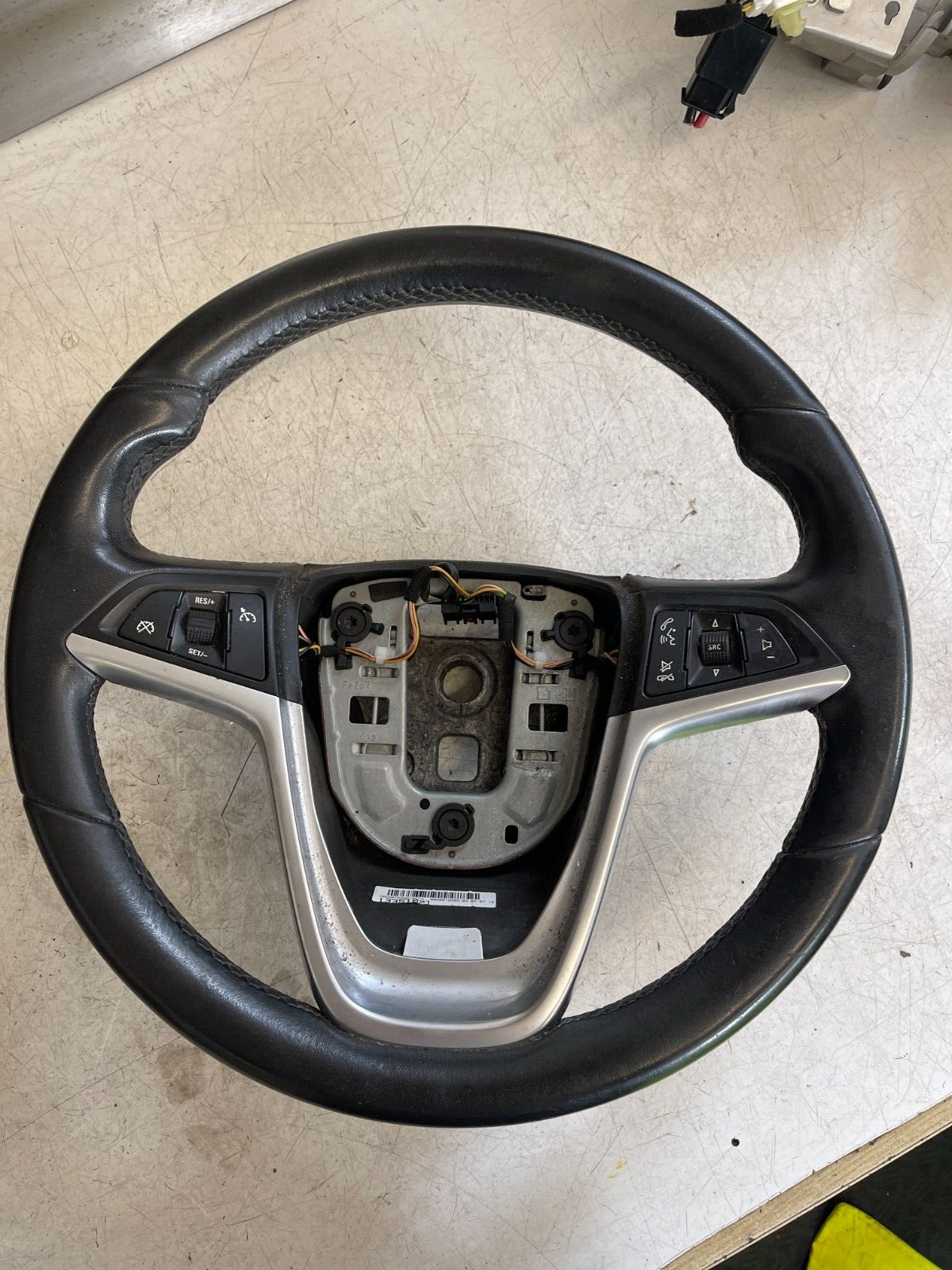VAUXHALL LEATHER STEERING WHEEL WITH CONTROLS 13351021