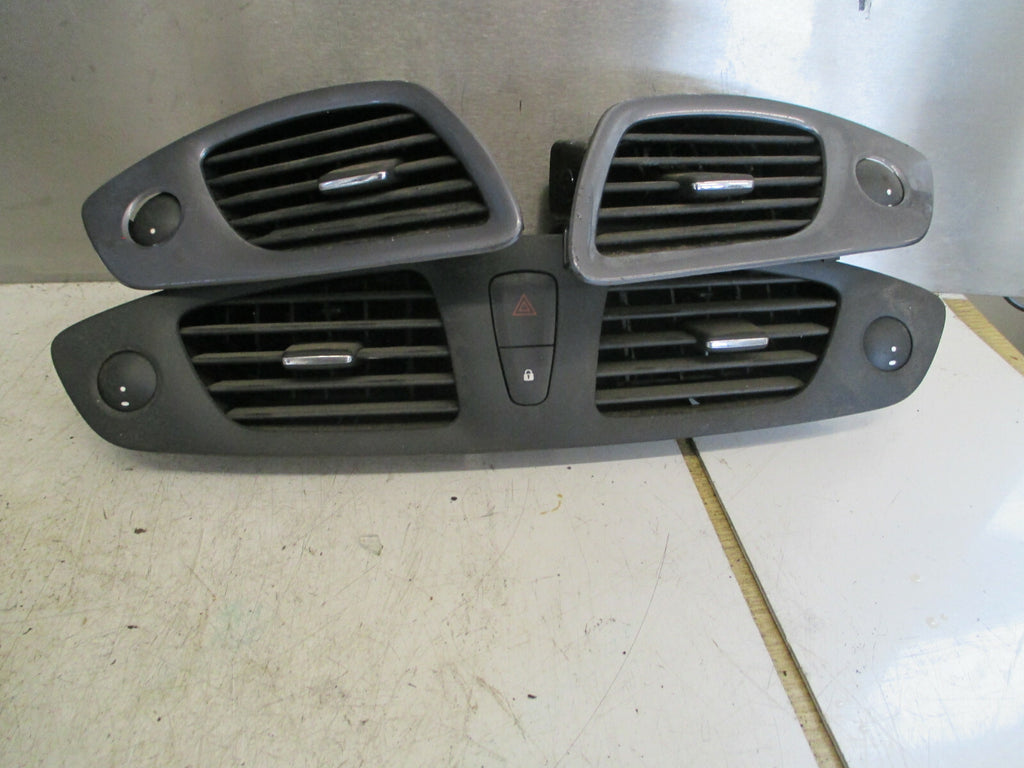 RENAULT GRAND SCENIC MK3 2015 FRONT DASHBOARD AIR VENTS 682600031r