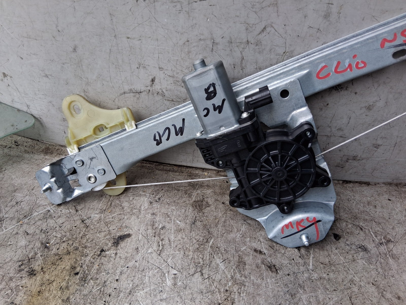 2014 RENAULT CLIO MK4 NSF PASSENGER FRONT LEFT WINDOW MOTOR & REGULATOR 9030319