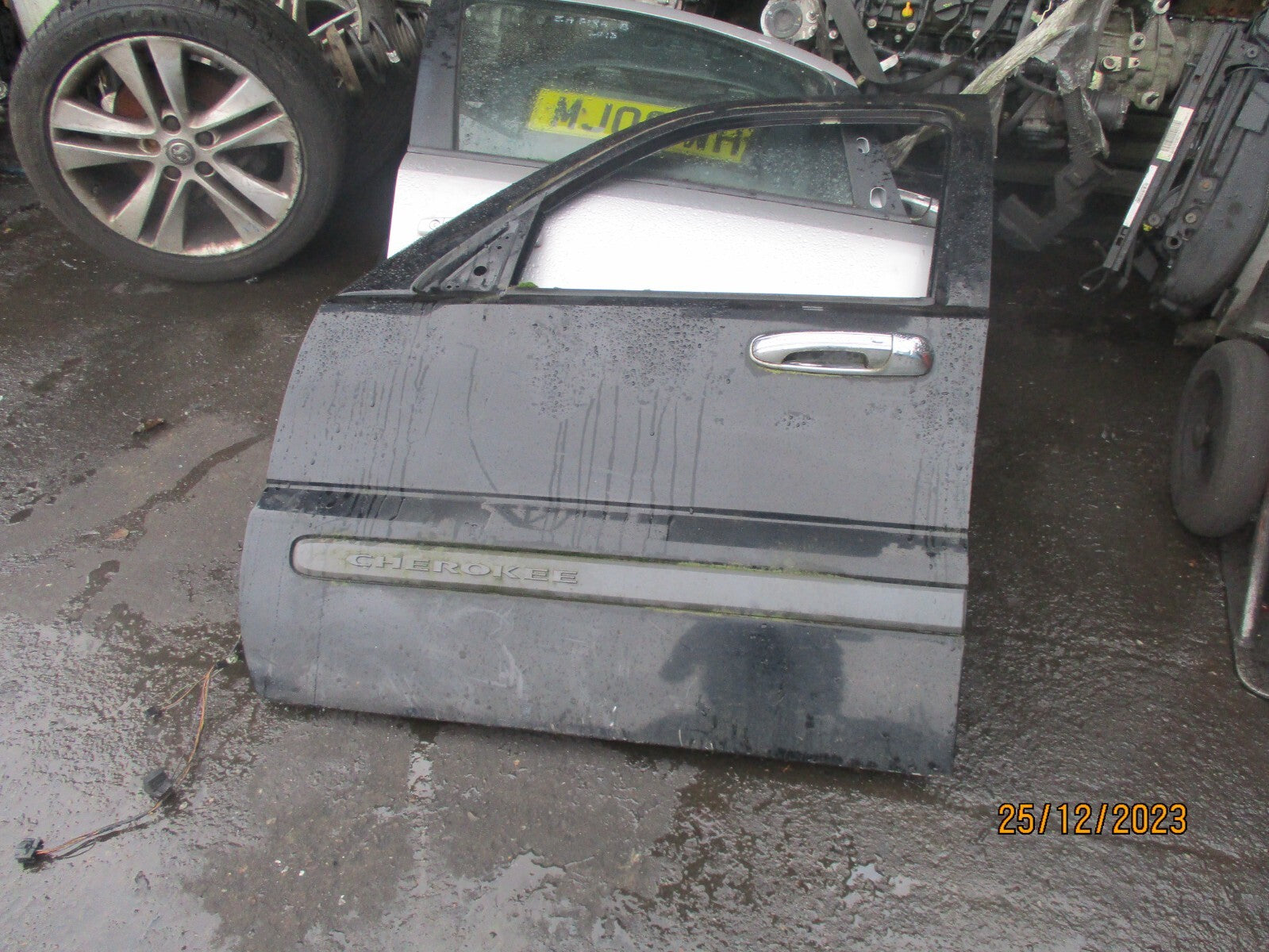2006 JEEP CHEROKEE NSF PASSENGER SIDE FRONT BARE DOOR BLACK