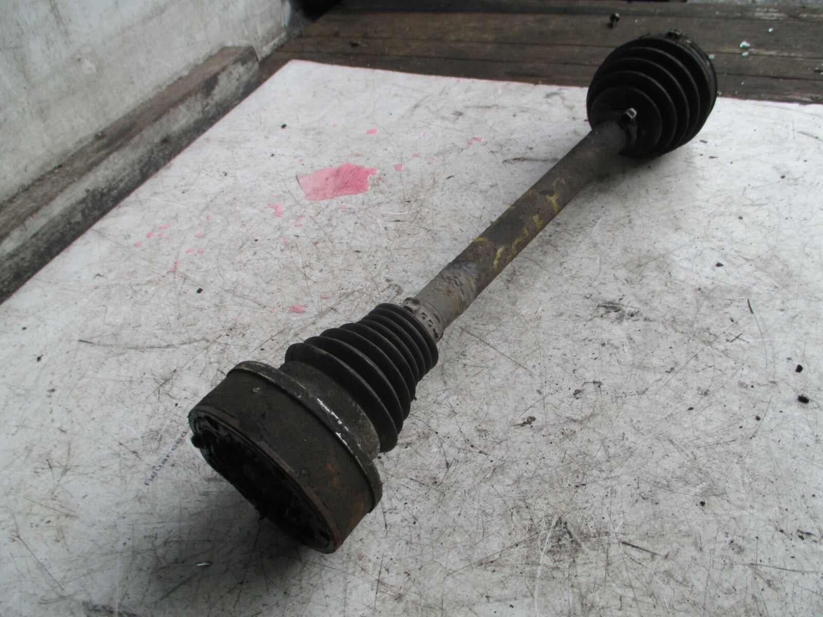 VOLKSWAGEN GOLF MK5 FSI 1.6L NSF FRONT PASSENGER SIDE DRIVESHAFT