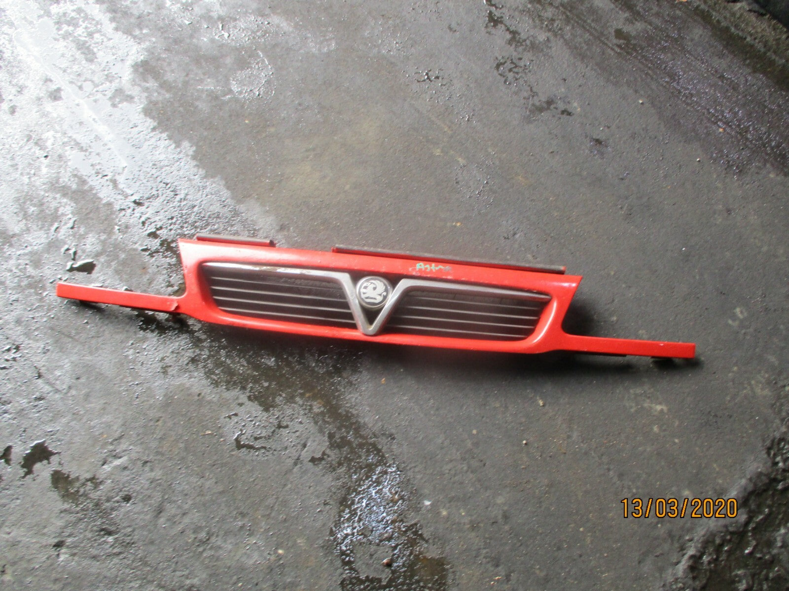VAUXHALL ASTRA F 1997 FRONT GRILL GRILLE BADGE EMBLEM RED 90452421