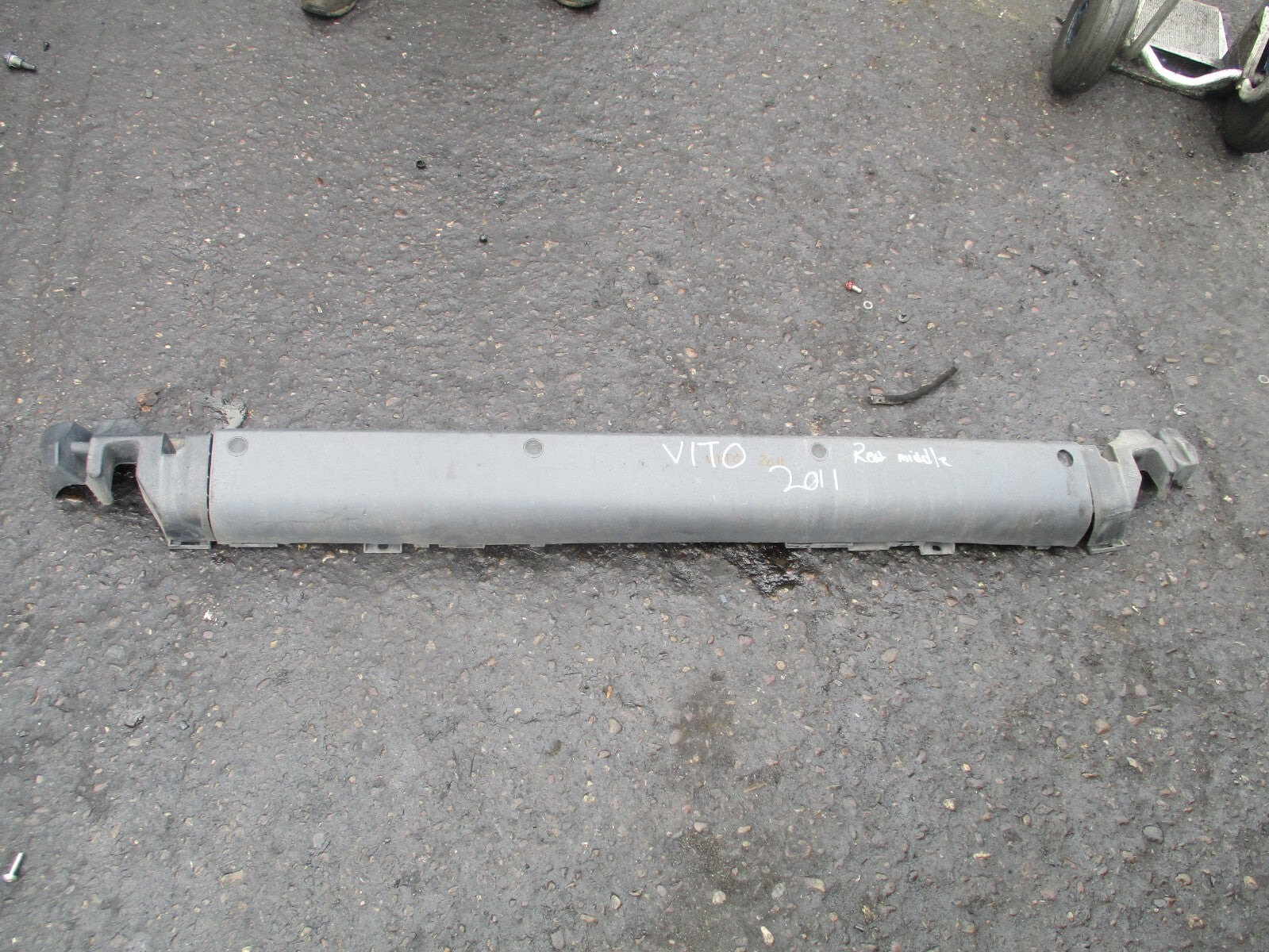 2011 MERCEDES BENZ W639 VITO REAR MIDDLE BUMPER PLASTIC