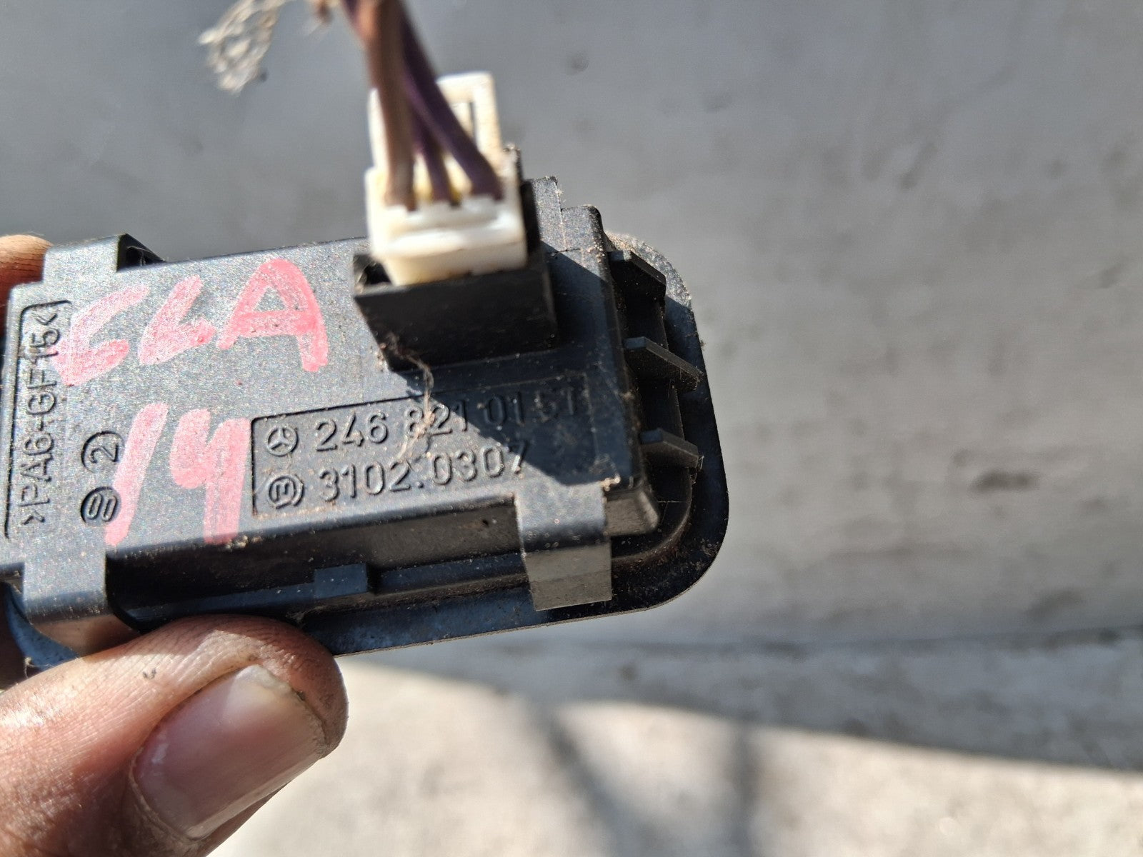 MERCEDES BENZ CLA 2014 BOOTLID TAILGATE OPEN CLOSE STOP BUTON SWITCH 2468210151