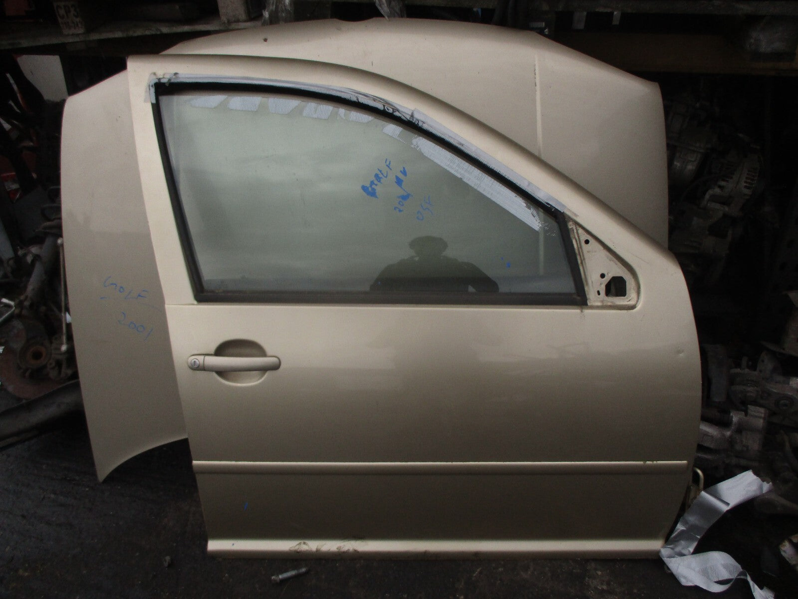 2001 VOLKSWAGEN GOLF MK4 OSF DRIVER SIDE FRONT RIGHT COMPLETE DOOR BEIGE