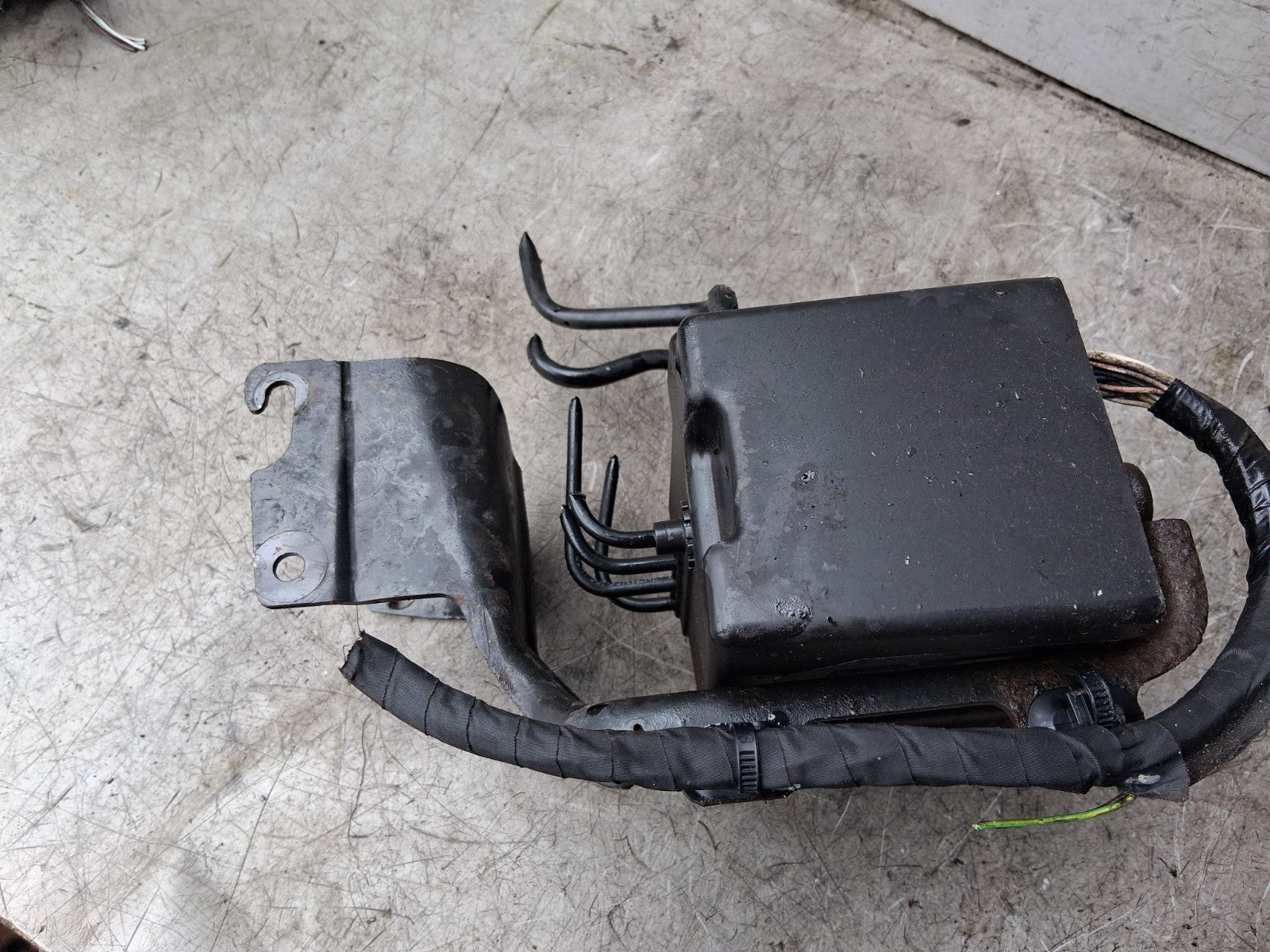 2012 PEUGEOT 208 1.2 PETROL ABS PUMP CONTROL MODULE 9804162080