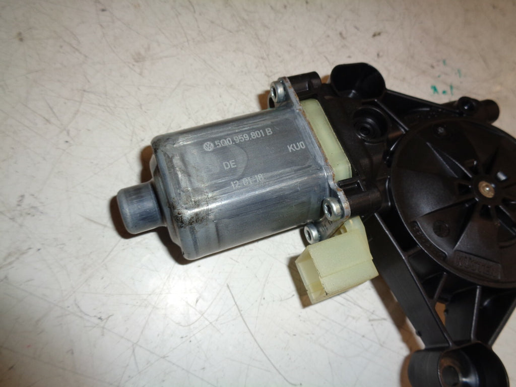 SEAT LEON 2017 5F NSF PASSENGER SIDE FRONT DOOR WINDOW MOTOR 5Q0959801B