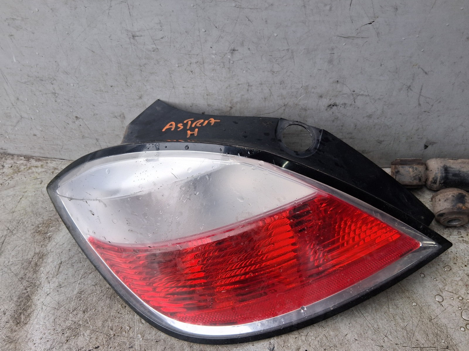 2006 VAUXHALL ASTRA H NSR PASSENGER SIDE REAR LEFT TAIL LIGHT