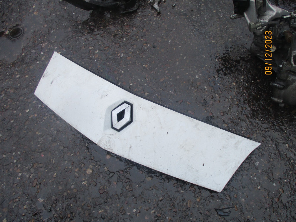 RENAULT KANGOO MK2 2010 FRONT BUMPER BADGE GRILL WHITE