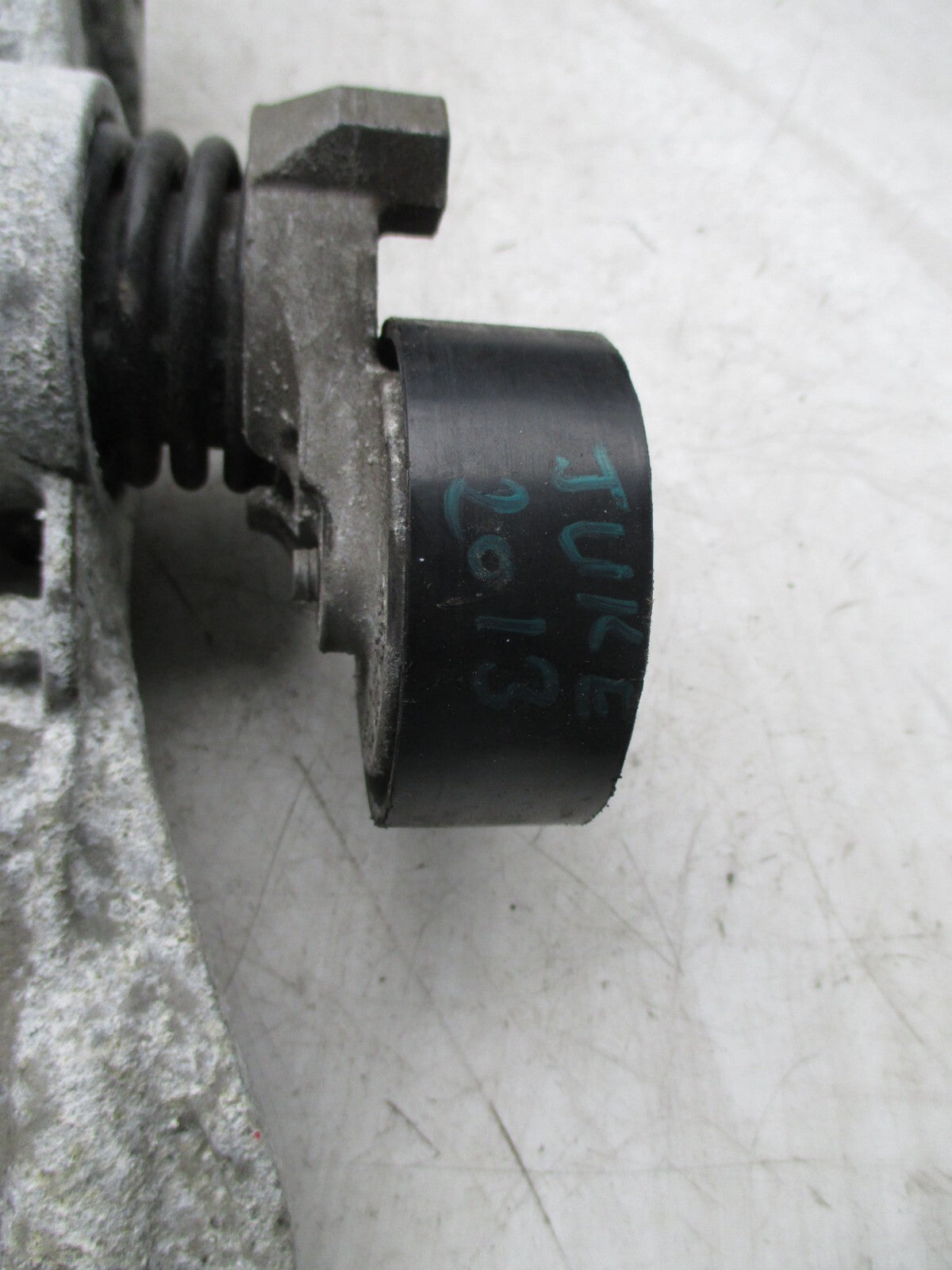 NISSAN JUKE 2013 ENGINE MOUNT BRACKET TENSIONER PULLEY ASSEMBLY UNIT
