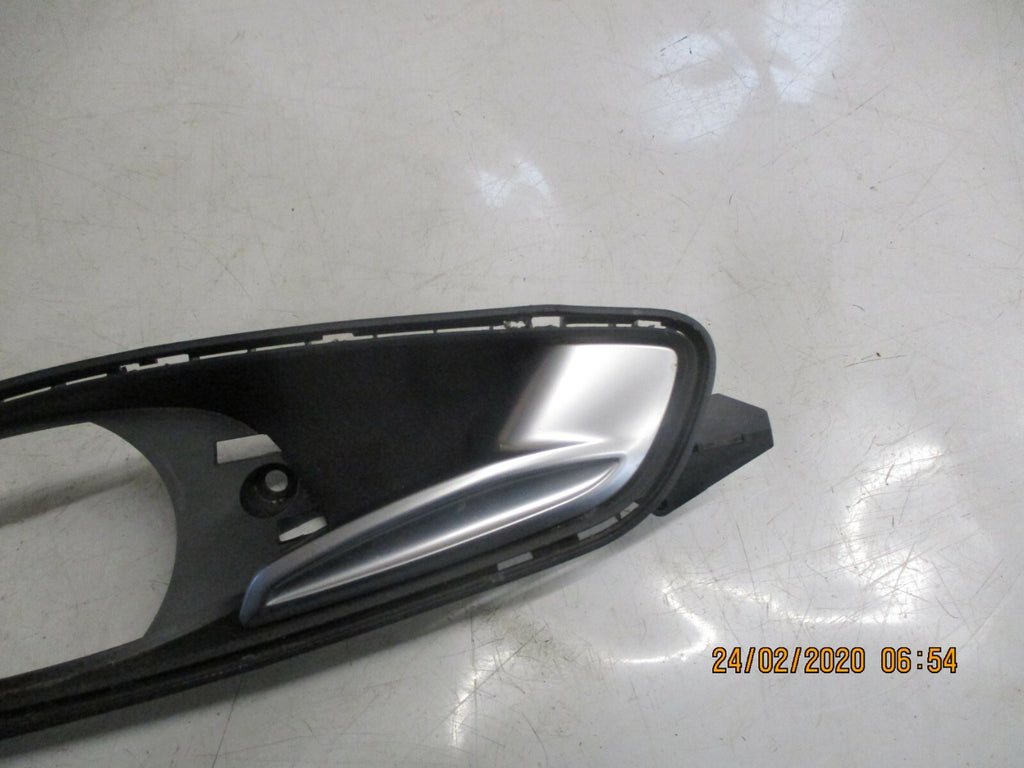 AUDI A1 MK1 8X 2017 OS DRIVER SIDE INTERIOR DOOR HANDLE BRACKET 8X0837020D