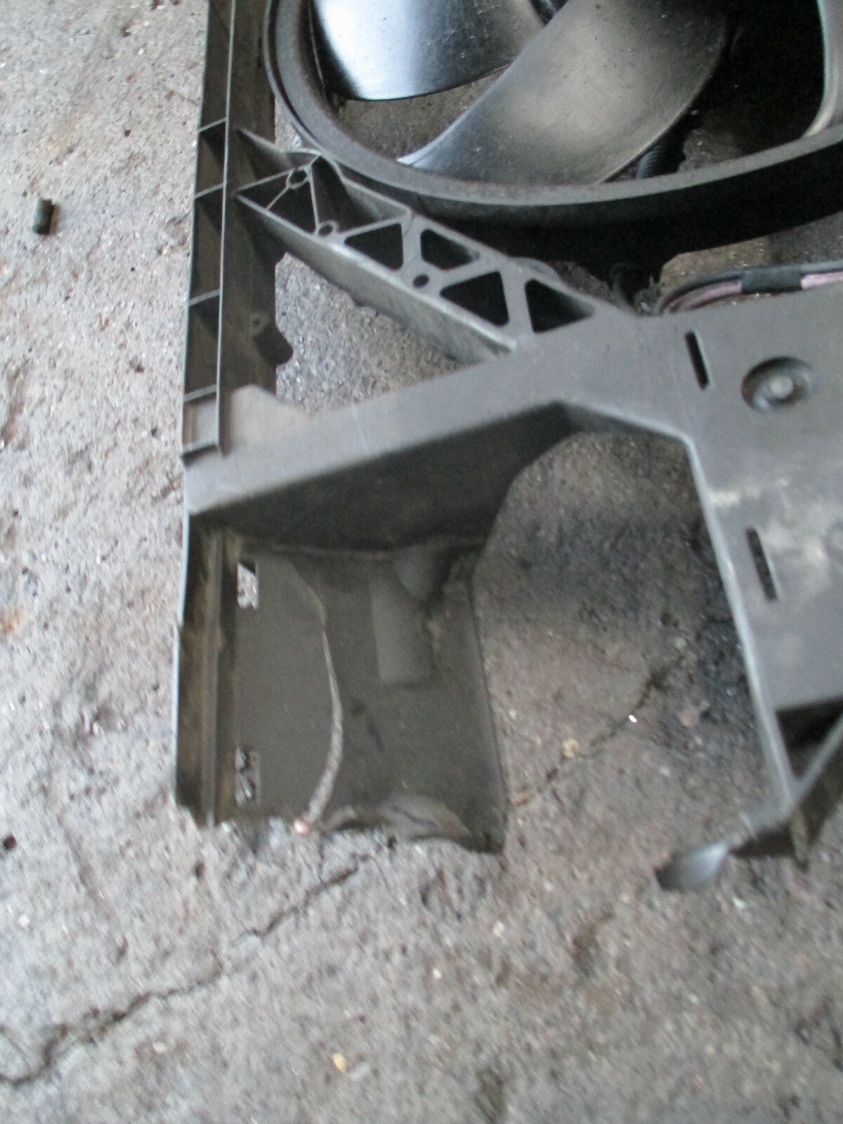 RENAULT SCENIC MK3 2012 FAN RADIATOR BRACKET ASSELMBLY 240111960R