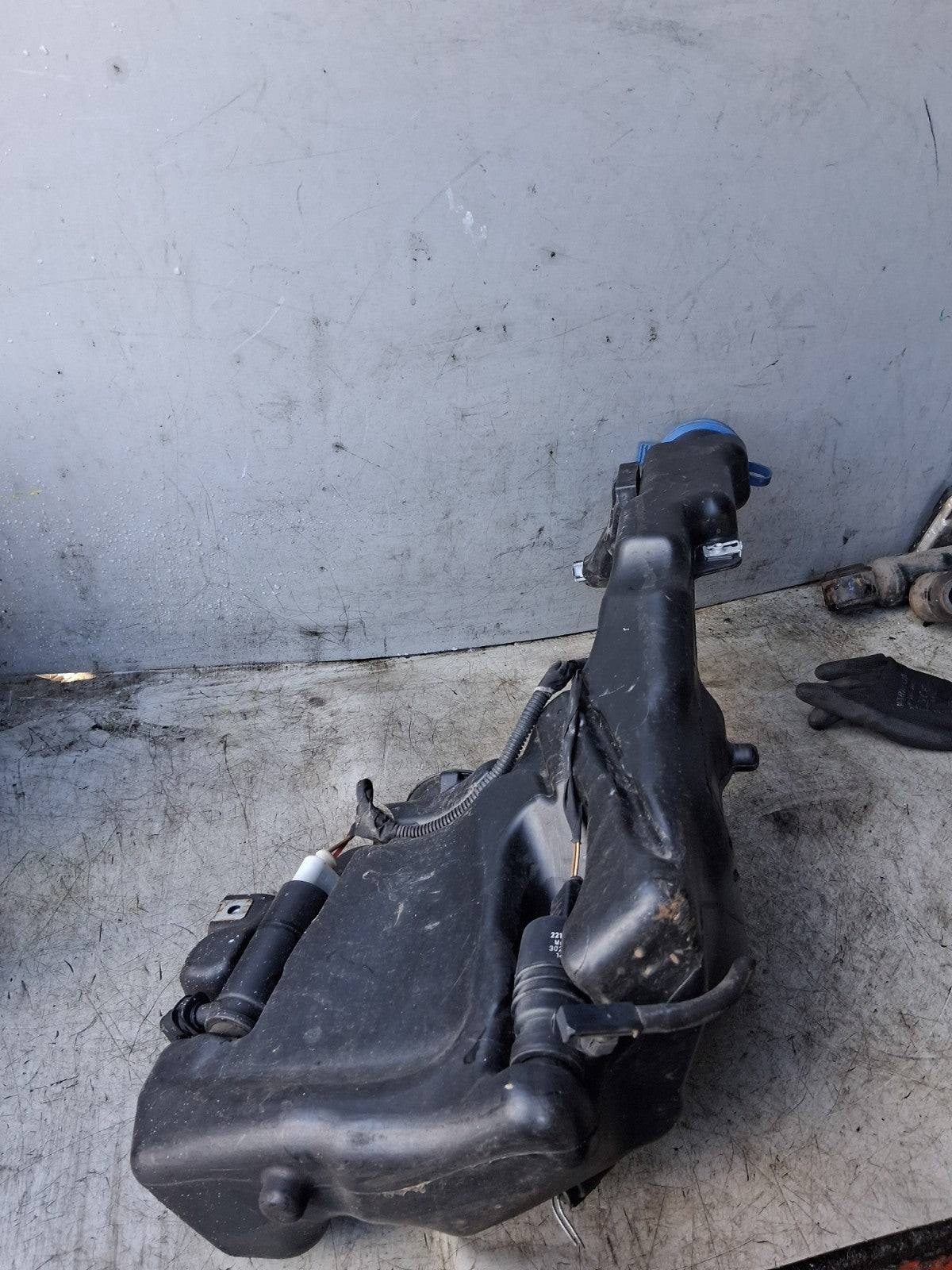 2015 MERCEDES C-CLASS W204 FRONT WINDSCREEN WASHER BOTTLE TANK A2048601360