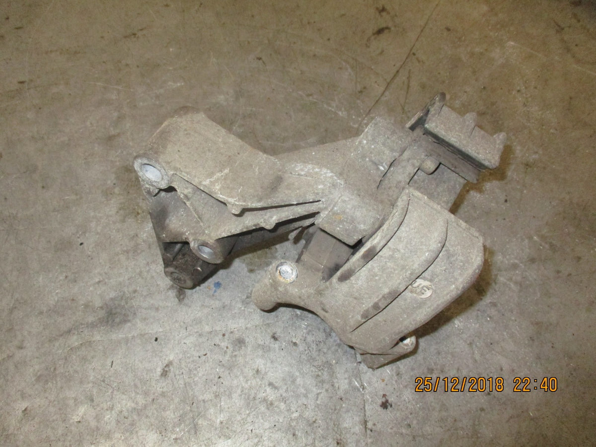 VAUXHALL VECTRA B ENGINE MOUNT BRACKET 90497583