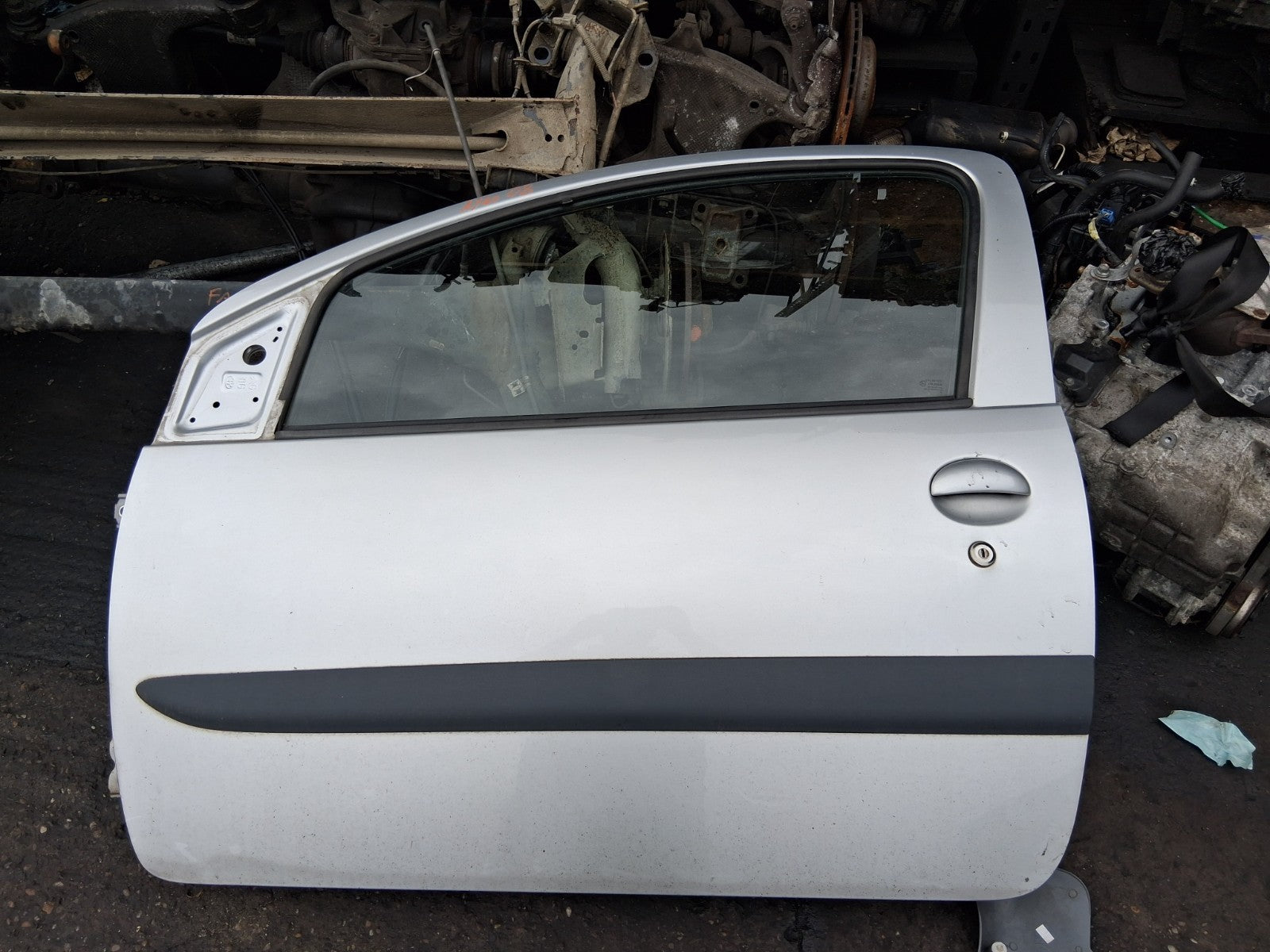 2008 TOYOTA AYGO MK1 3 DOOR NSF PASSENGER SIDE FRONT LEFT COMPLETE DOOR SILVER