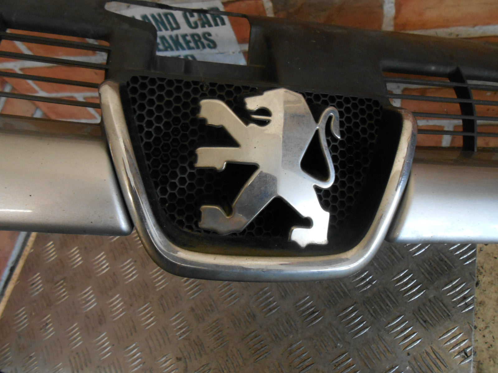 PEUGEOT 206 2003 FRONT GRILL PLASTIC SUPPORT AIR INTAKE BADGE ASSEMBLY SILVER