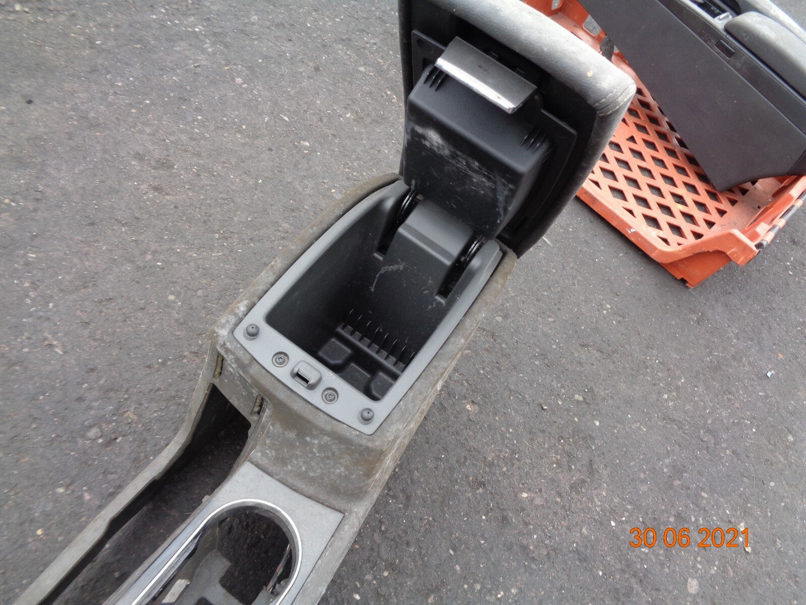 FORD MONDEO MK4 2009 CENTRE CONSOLE ARM REST ASSEMBLY UNIT