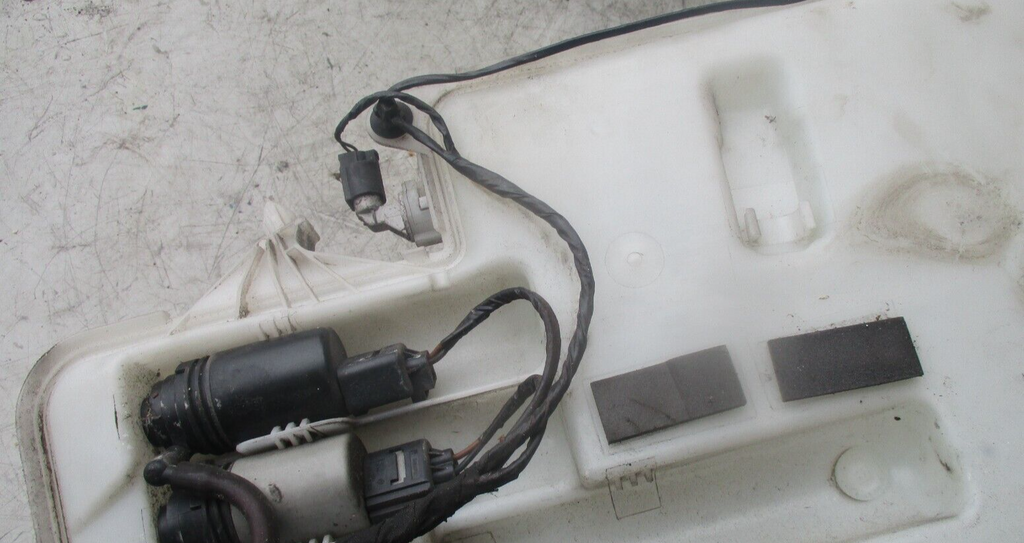 2004 BMW 1 3 1 X WINDOW SCREEN WASHER BOTTLE AND PUMP WASHER TANK 61677068998