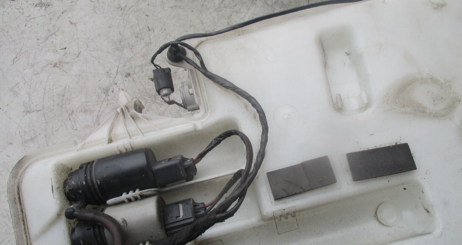 2004 BMW 1 3 1 X WINDOW SCREEN WASHER BOTTLE AND PUMP WASHER TANK 61677068998