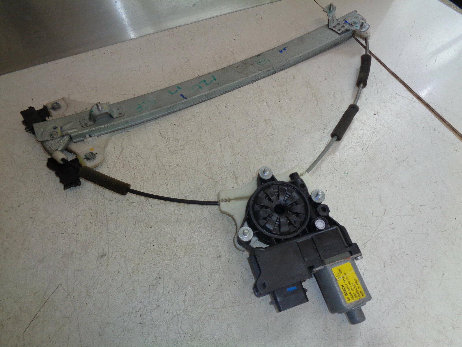 HYUNDAI i20 MK2 2017 OS DRIVER SIDE FRONT DOOR WINDOW MOTOR REGULATOR 82460C8010