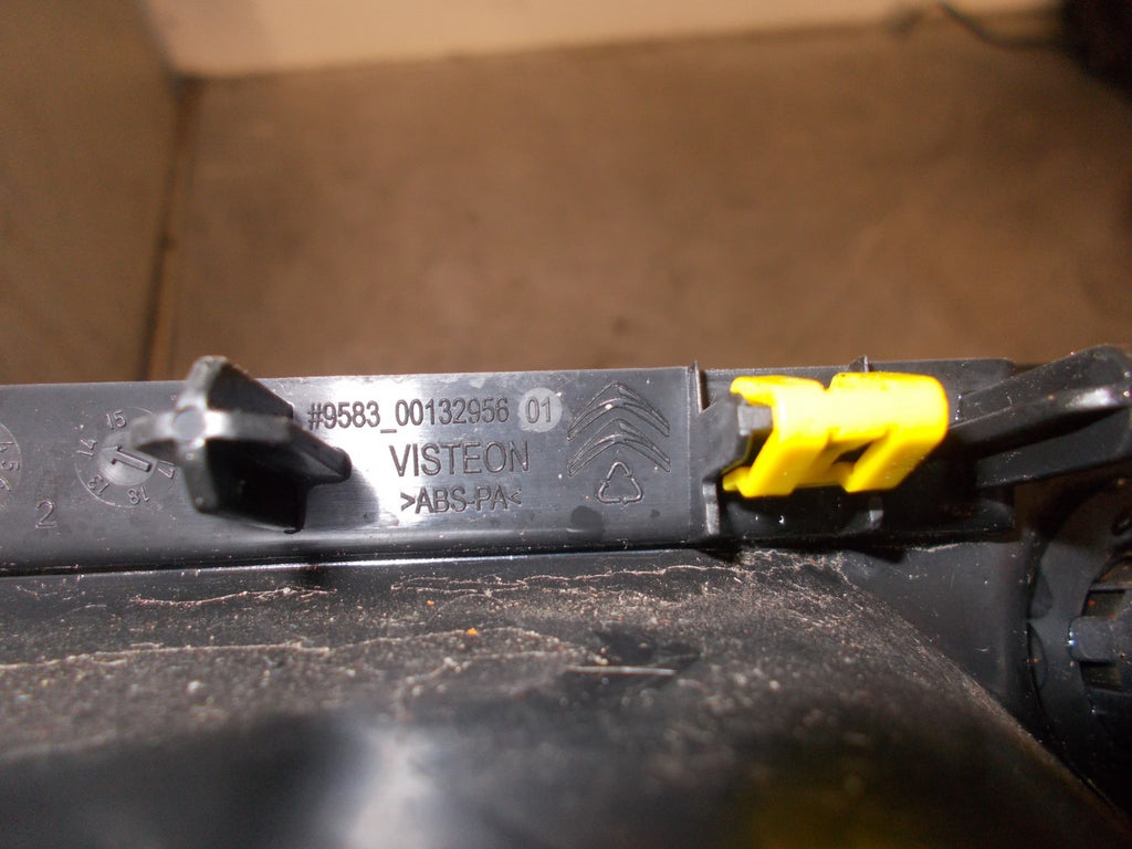 CITROEN C4 CACTUS 2016 CENTRE CONSOLE USB TRIM