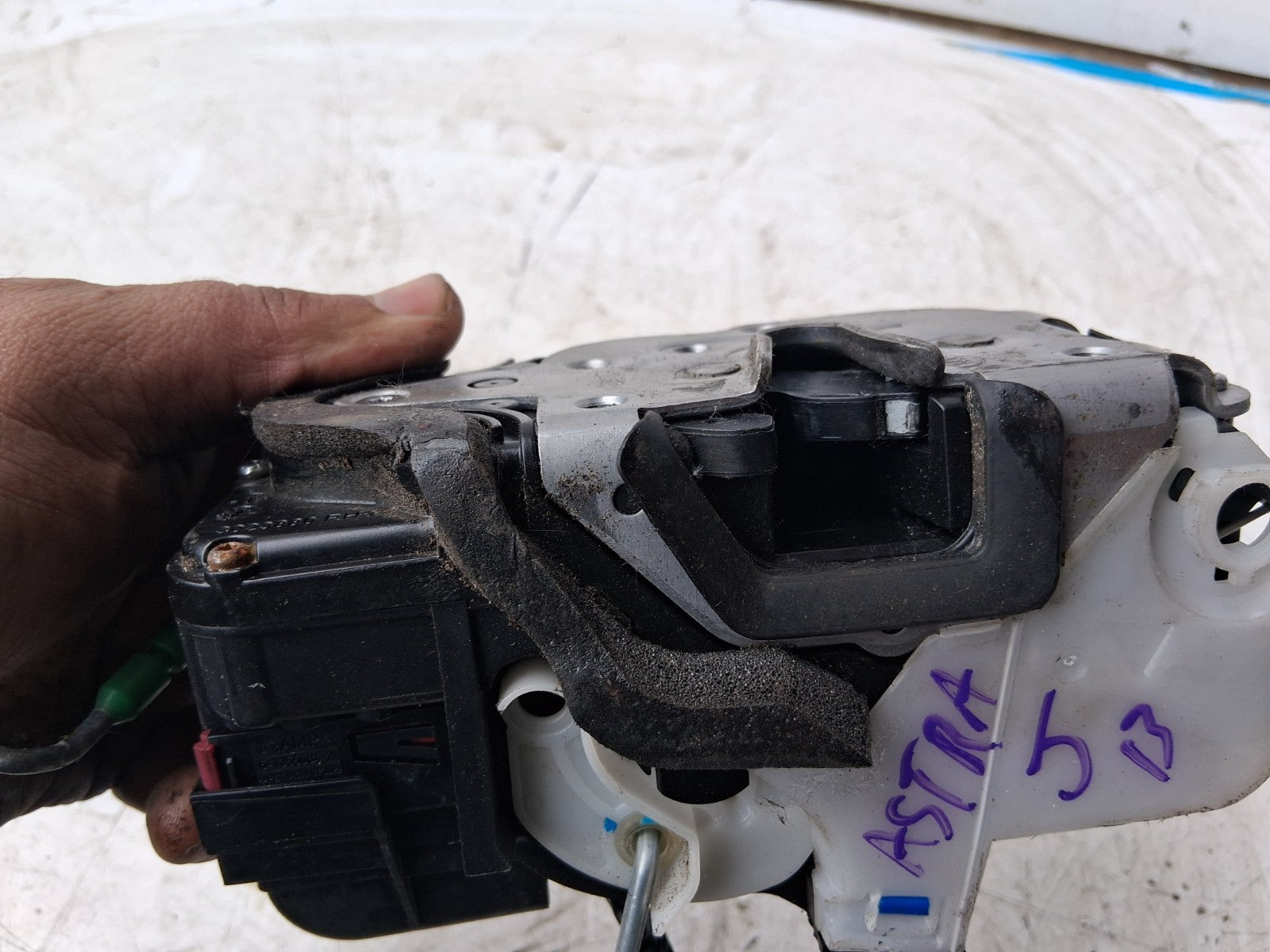 2013 VAUXHALL ASTRA J OSF DRIVER SIDE FRONT RIGHT DOOR LOCK MECHANISM 3023880