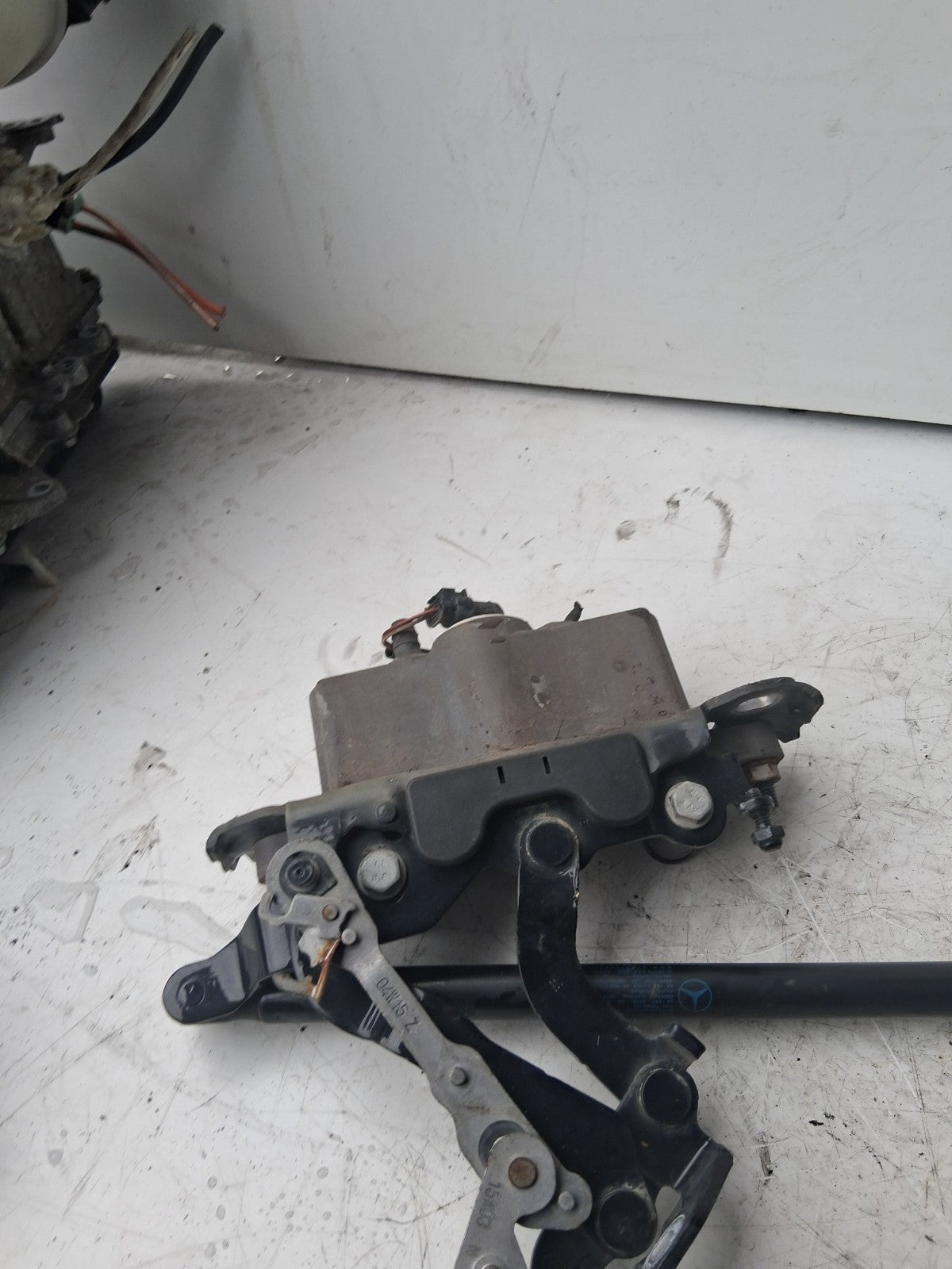 2015 MERCEDES BENZ W204 C CLASS NS PASSENGER SIDE BONNET ACTUATOR A2129066201