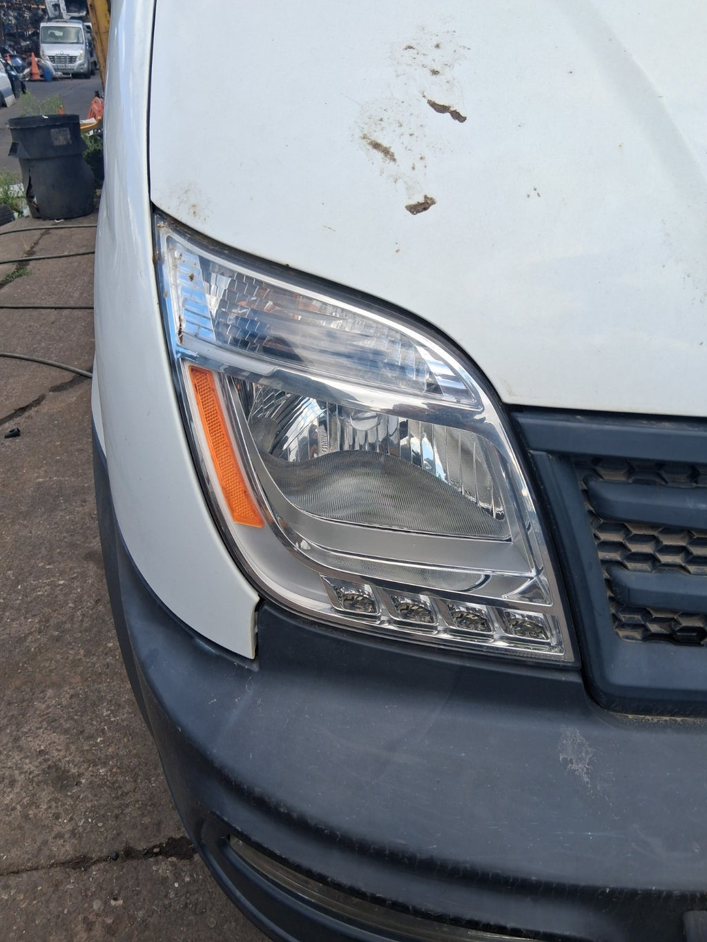 2020 SAIC LDV V80 OSF DRIVER SIDE FRONT RIGHT HEADLIGHT HEAD LAMP