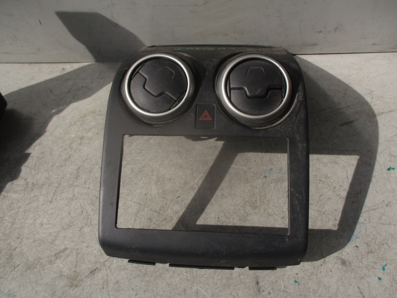 2012 NISSAN QASHQAI J10 CENTRE HEATER AIR VENTS SURROUND TRIM PANEL P10381A77100