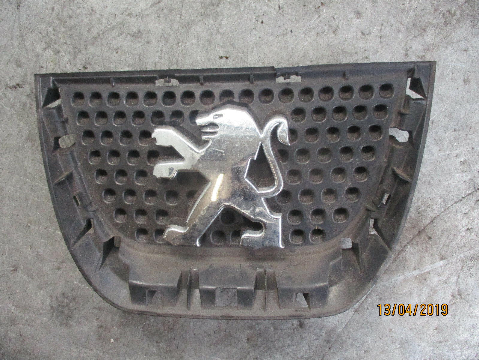 PEUGEOT 3008 FRONT BUMPER GRILLE BADGE EMBLEM  9685973077