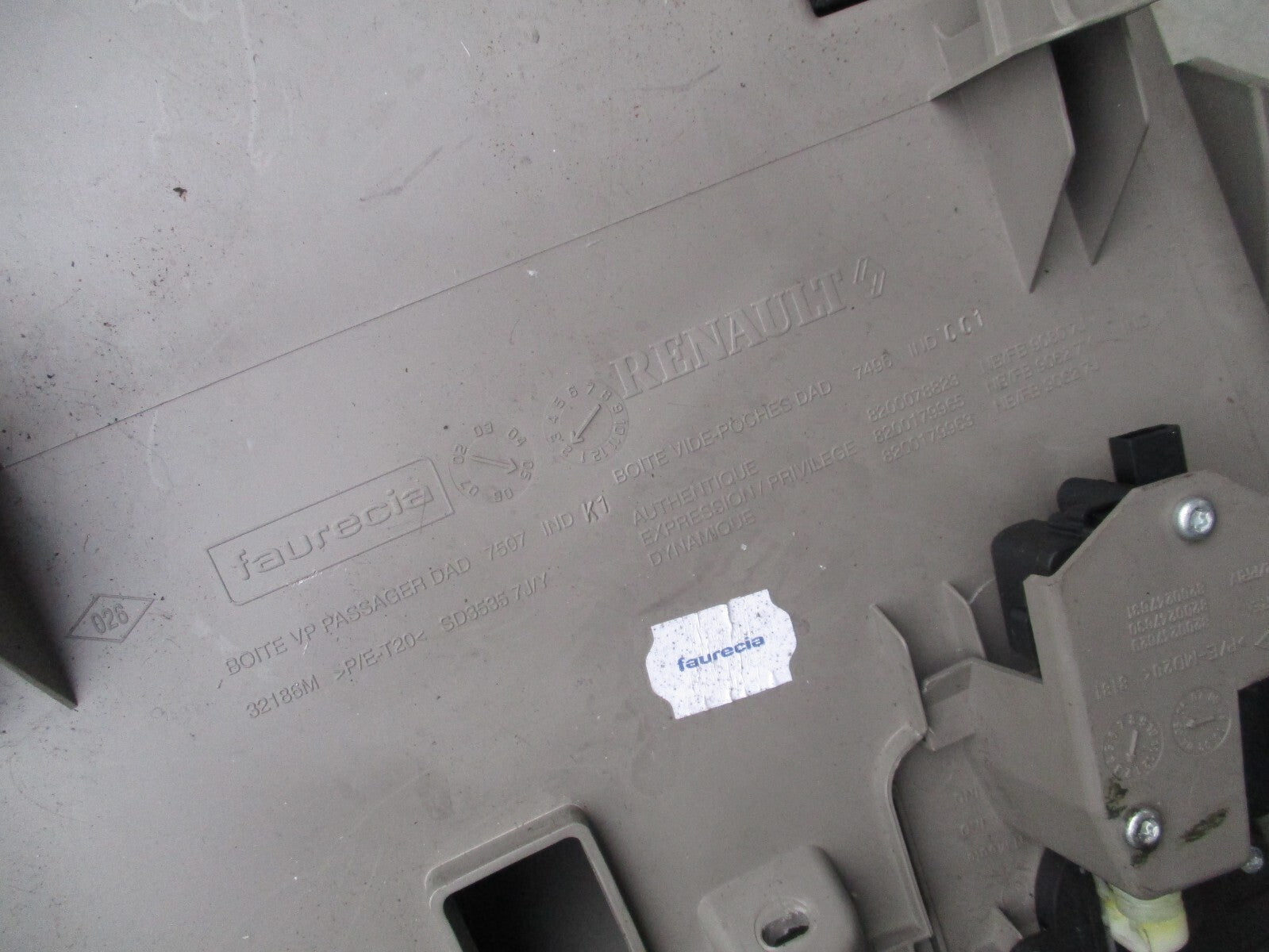 RENAULT MEGANE 2005 MK2 NS PASSENGER SIDE STORAGE COMPARTMENT GLOVEBOX