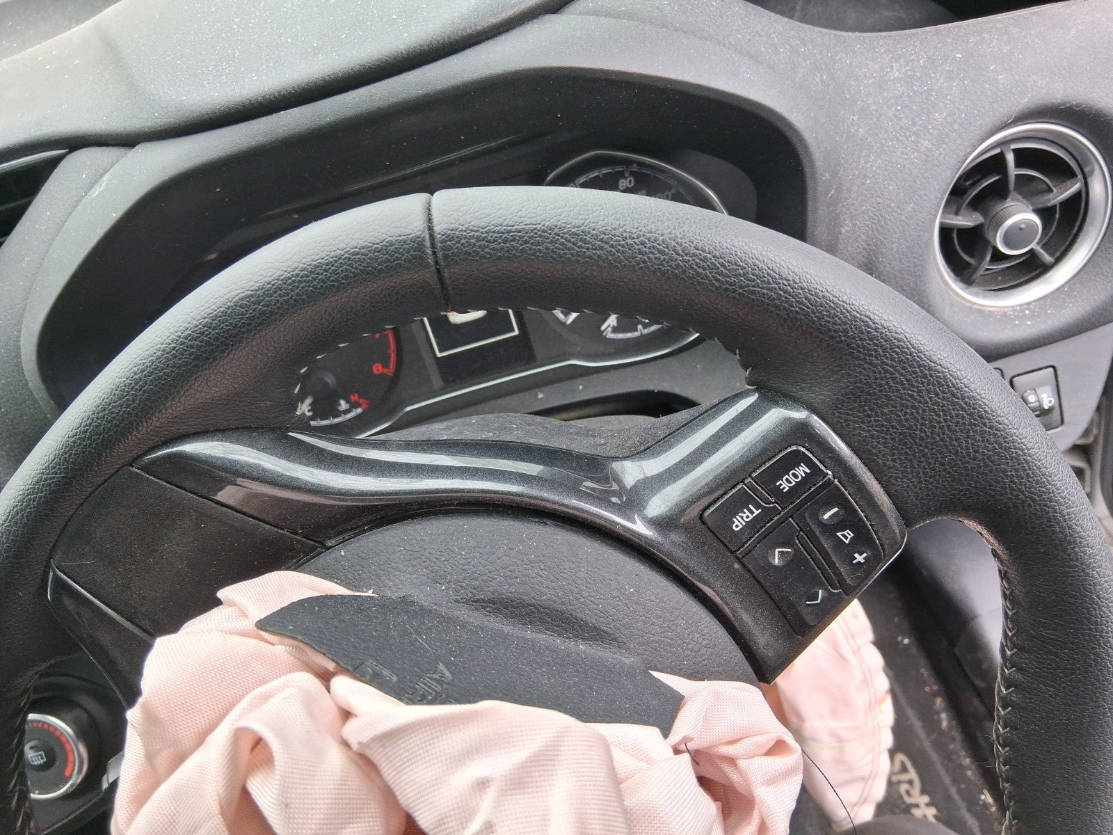TOYOTA YARIS MK3 2019 3 SPOKE LEATHER MULTIFUNCTION STEERING WHEEL