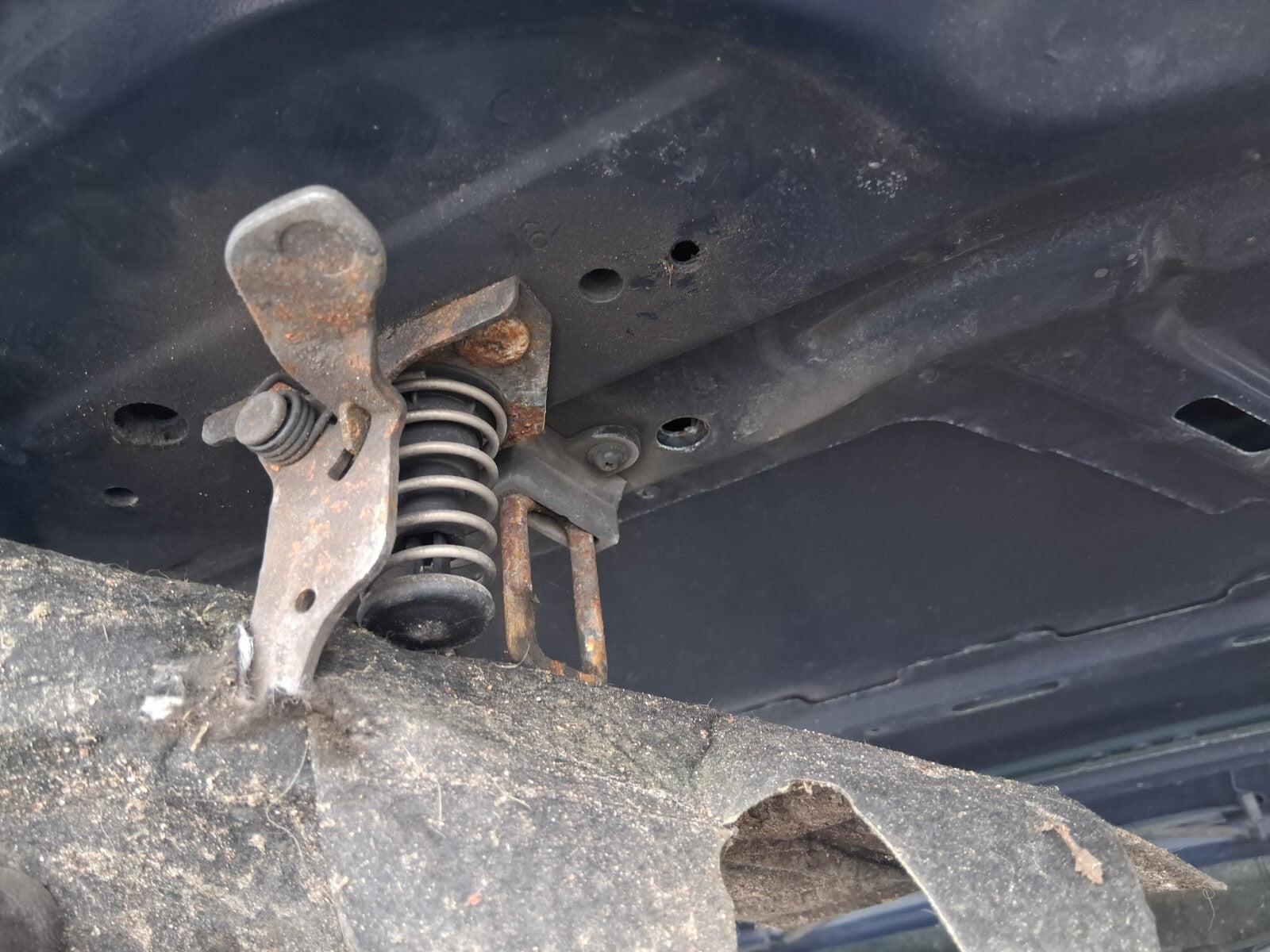 2011 BMW 1 SERIES BONNET LOCK CATCH MECHANISM