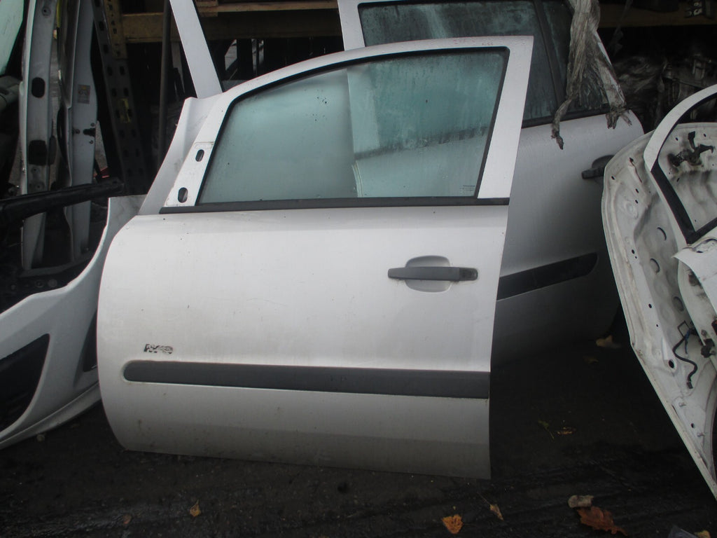 VAUXHALL ZAFIRA B 2007 NSF PASSENGER SIDE FRONT DOOR SILVER