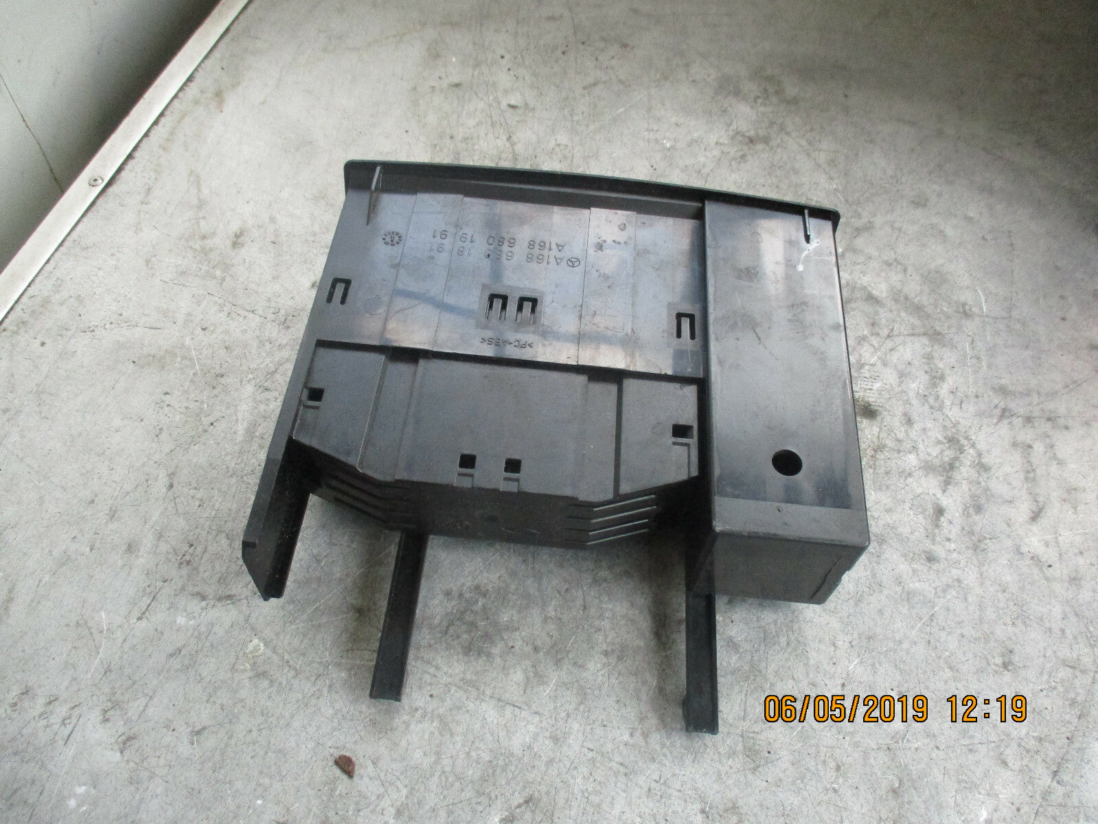 MERCEDES A CLASS W168 CD DISC HOLDER STORAGE ASSEMBLY A1686801991