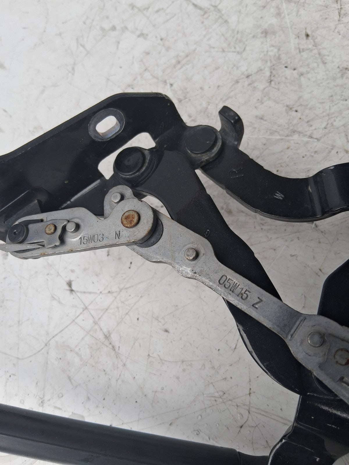 2015 MERCEDES BENZ W204 C CLASS OS DRIVER SIDE BONNET ACTUATOR FRONT A2129066301