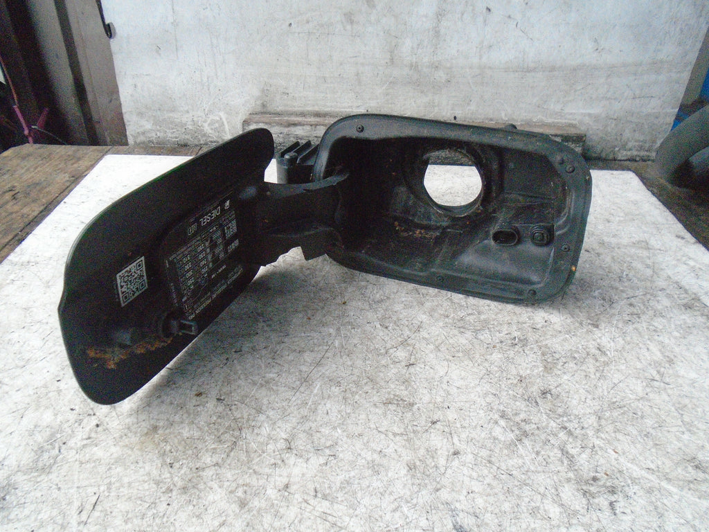 MERCEDES BENZ C CLASS W204 FUEL FILLER FLAP & COVER A2047500103