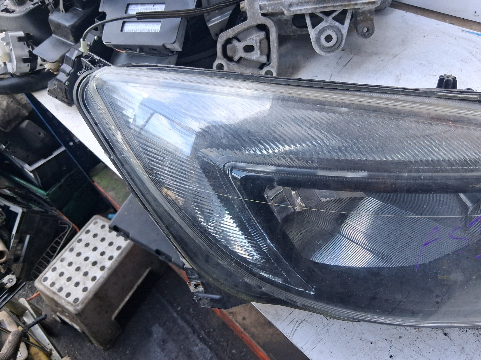 2013 VAUXHALL ASTRA J ESTATE OSF DRIVER SIDE FRONT RIGHT HEADLIGHT 13371598