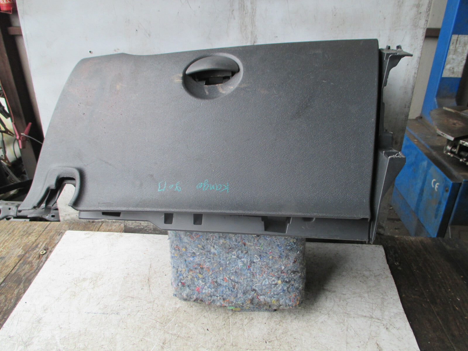 RENAULT KANGOO 2013 NS PASSENGER SIDE STORAGE COMPARTMENT GLOVEBOX