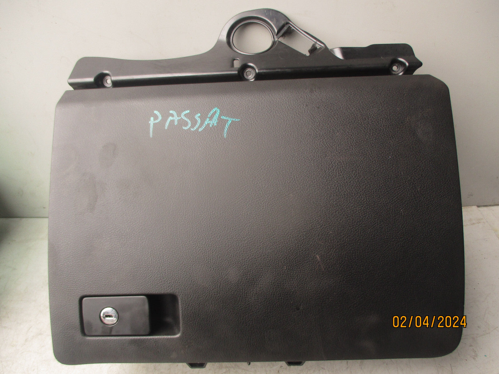 2008 VOLKSWAGEN PASSAT GLOVE BOX STORAGE COMPARTMENT 3C2857114