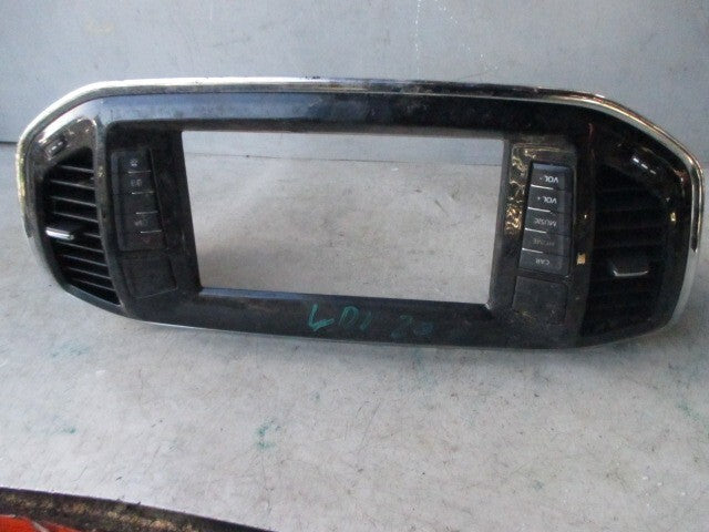 2020 LDV SAIC V80 MIDDLE DASH AIR VENT & RADIO CONTROL SWITCH & TRIM C00104309