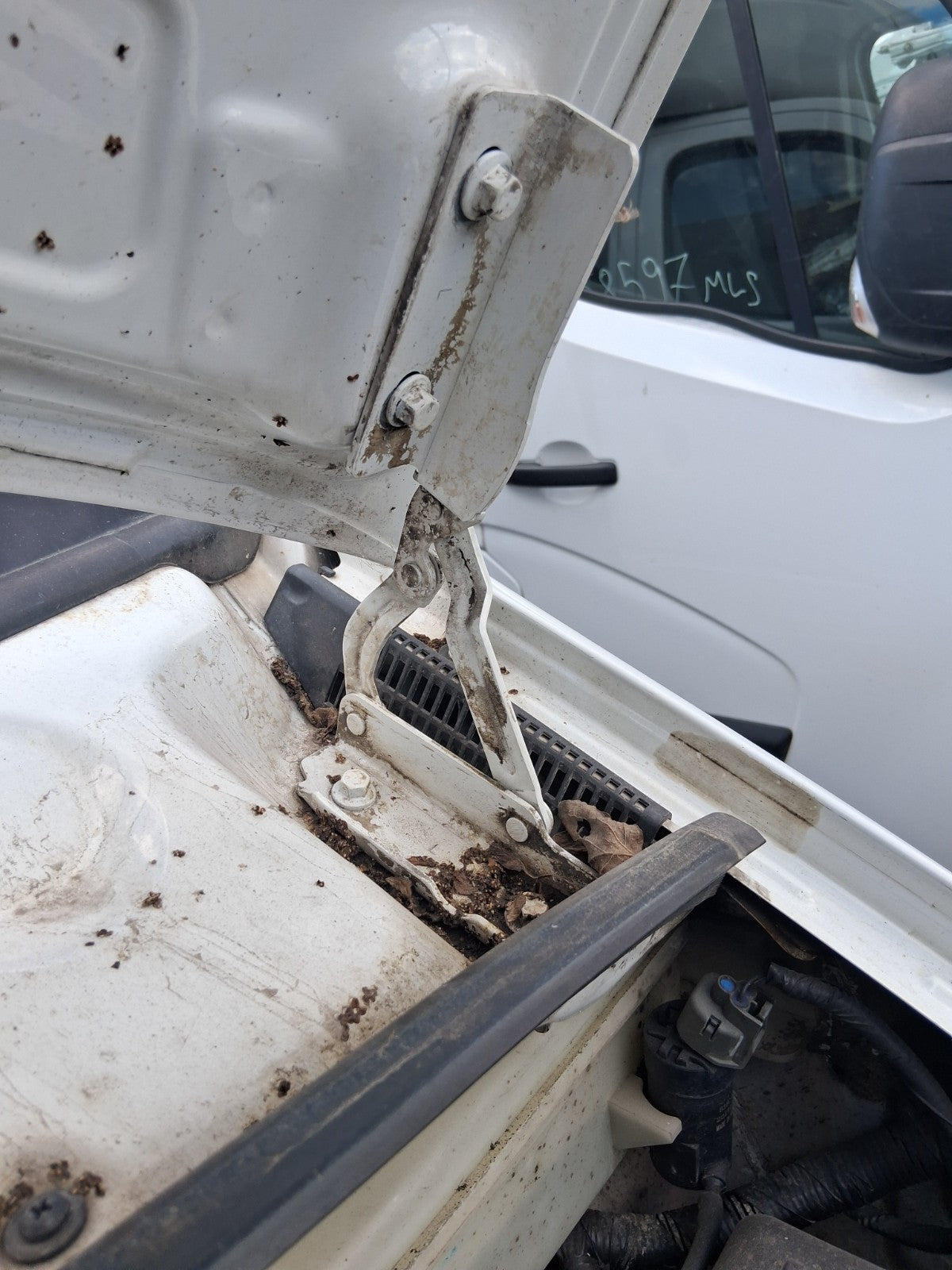2020 SAIC LDV V80 NSF PASSENGER SIDE FRONT LEFT BONNET HINGE