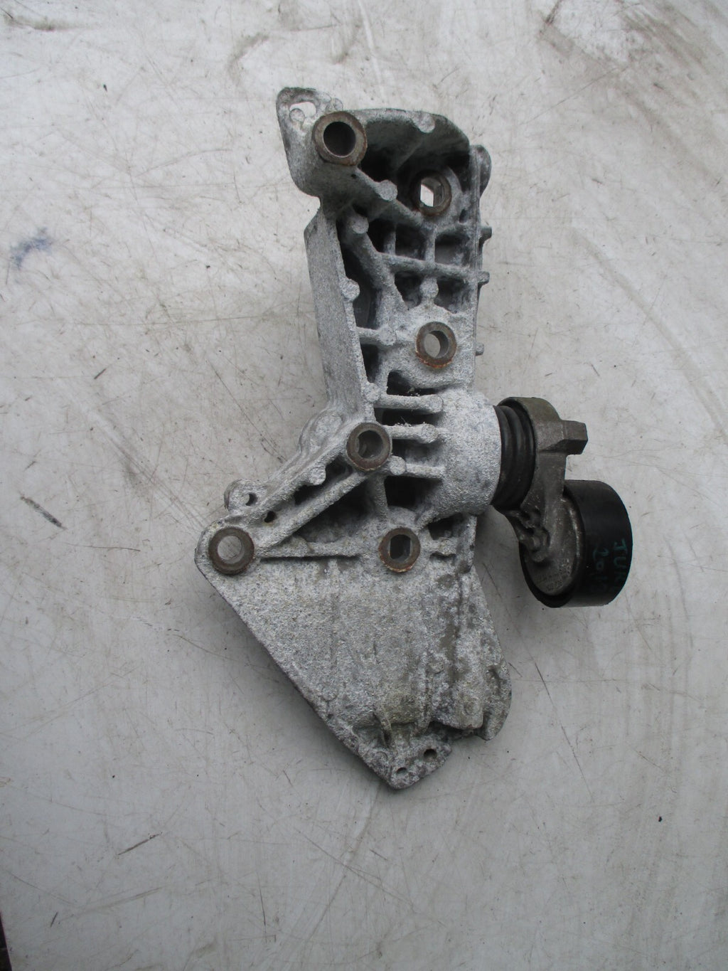 NISSAN JUKE 2013 ENGINE MOUNT BRACKET TENSIONER PULLEY ASSEMBLY UNIT