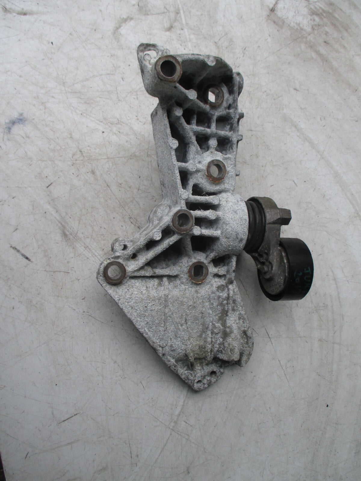 NISSAN JUKE 2013 ENGINE MOUNT BRACKET TENSIONER PULLEY ASSEMBLY UNIT