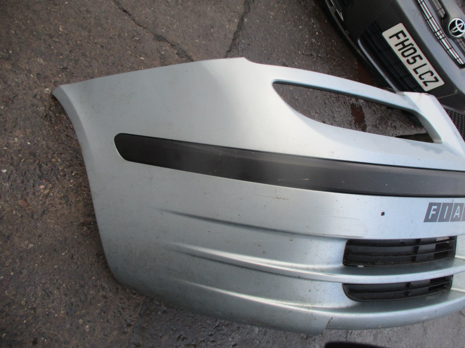 FIAT ULYSSE MPV 2004 COMPLETE FRONT PLASTIC BUMPER GRILL GRILLS TRIM BLUE DEFECT