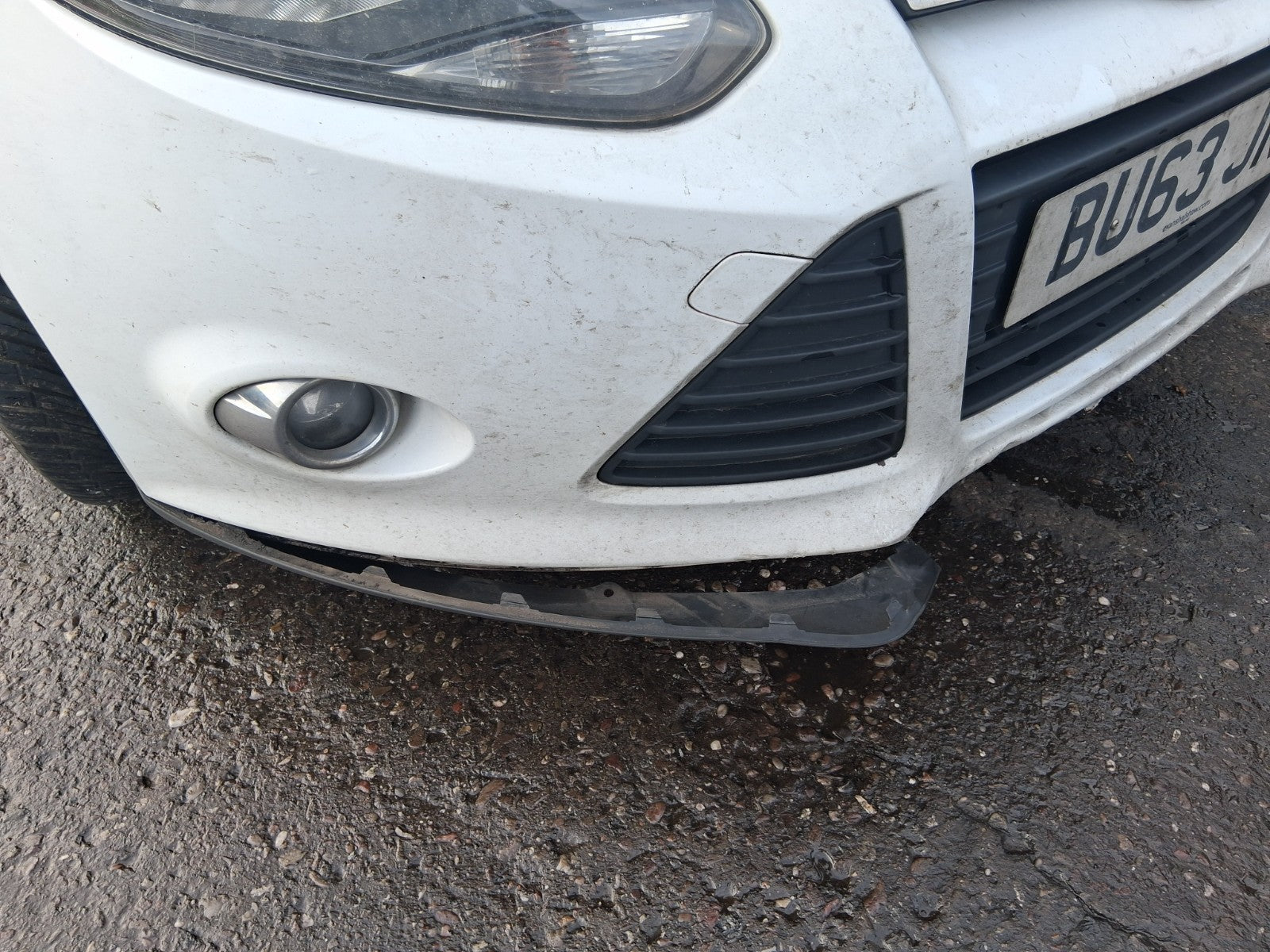 2013 FORD FOCUS MK3 HATCHBACK COMPLETE FRONT BUMPER WITH GRILL & FOG LIGHTS