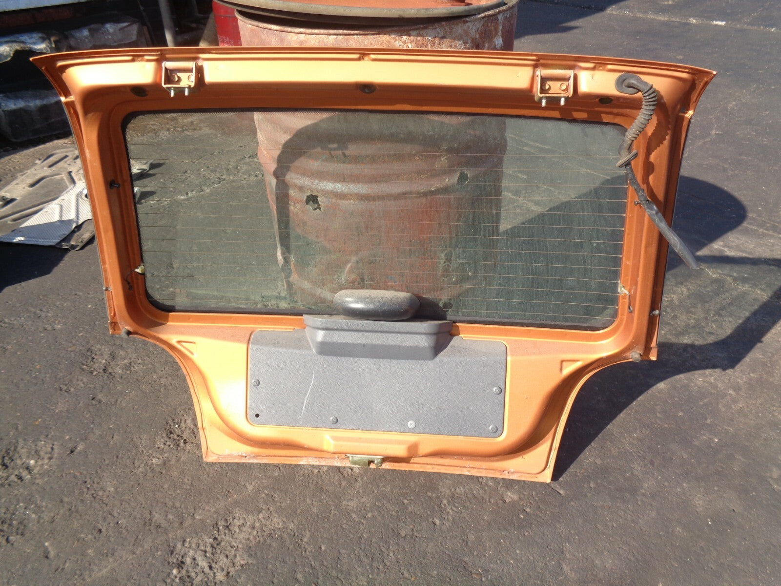 DEAWOO MATIZ 2003 ORANGE REAR TAILGATE COMPLETE  DAMAGED