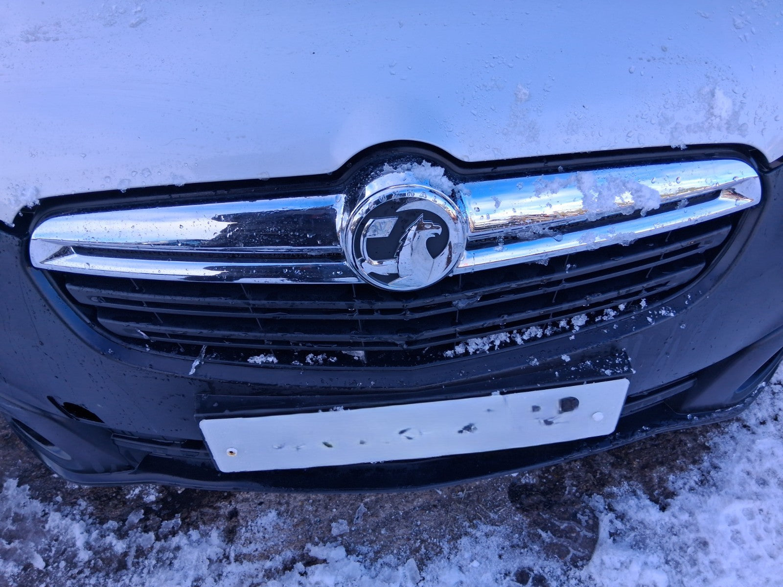 2015 VAUXHALL COMBO D COMPLETE FRONT BUMPER WITH GRILL  & CHROME GRILLE BADGE