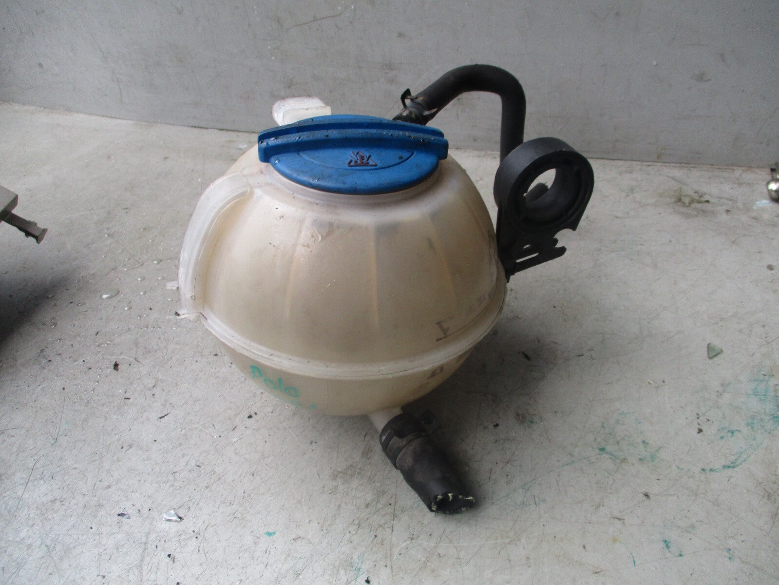 2005 VW VOLKSWAGEN POLO WINDSCREEN WASHER WATER BOTTLE